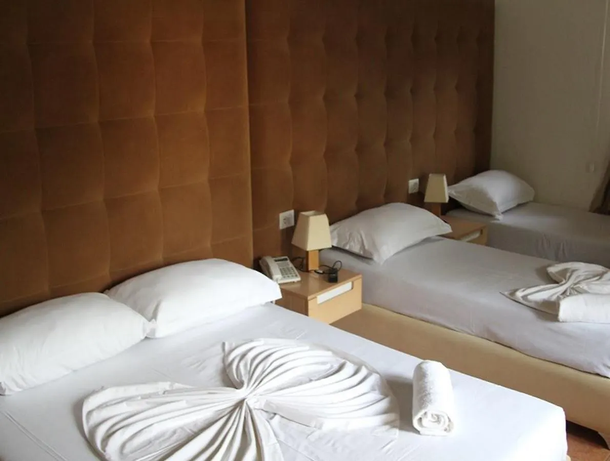 Freskia Resort Velipojë 酒店